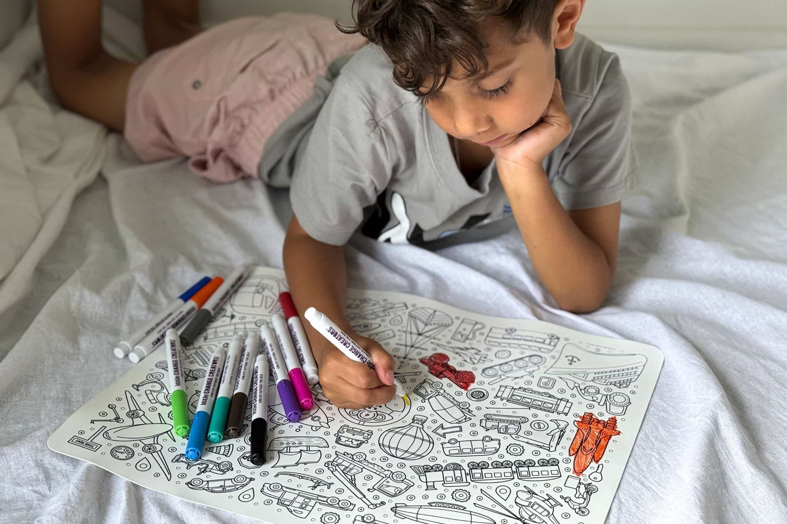 Child colouring on reusable silicone mat 